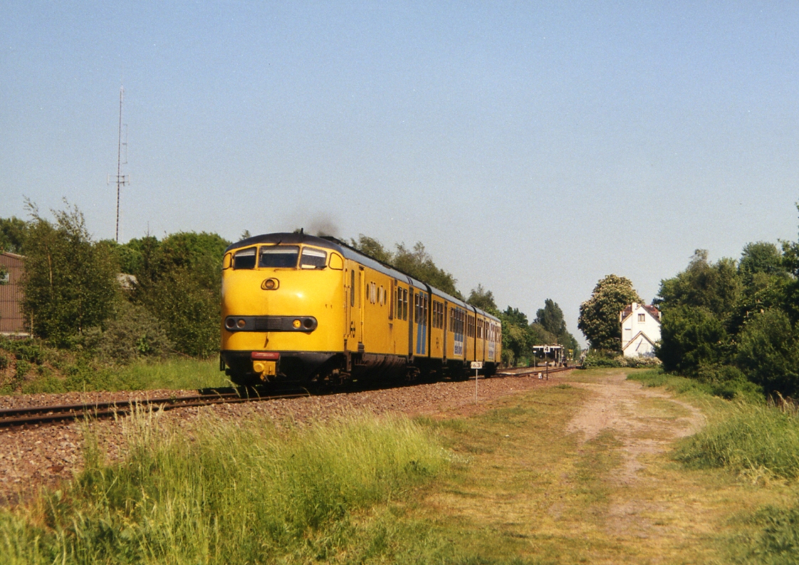 NS DE III verlaat station Vroomshoop op weg naar Almelo