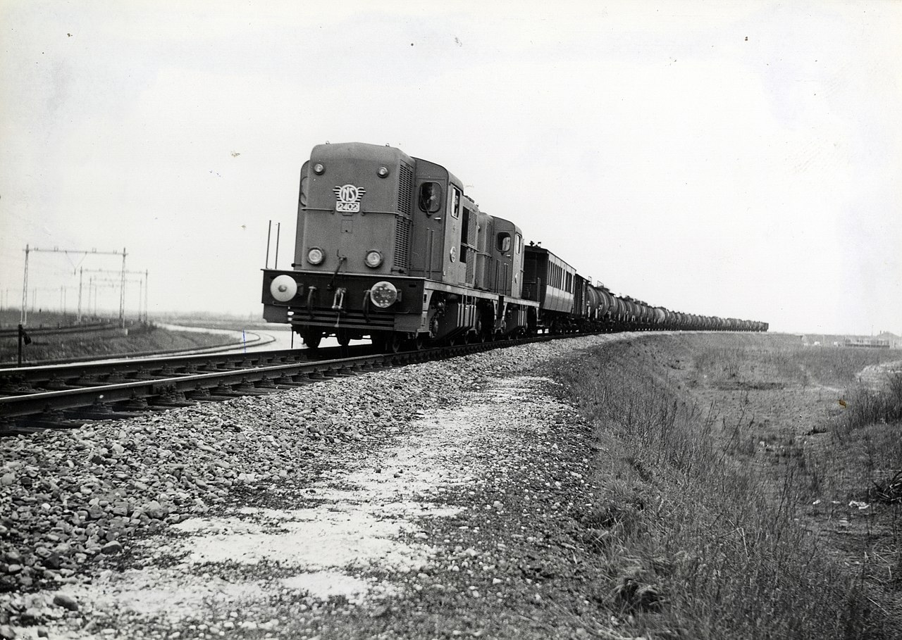 Afbeelding van de diesel-electrische locomotieven nrs. 2402 en 2401 met een meetwagen en een olietrein te Almelo