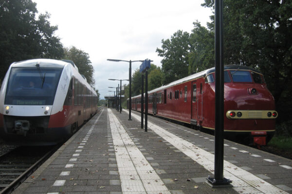 Station Vroomshoop: De Lint 41 45 is onderweg naar Mariënberg en passeert hier de 114.