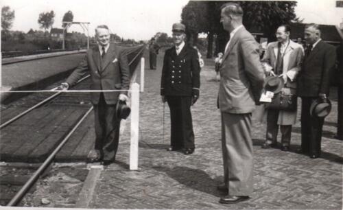 Doorknippen van het lint over het spoor