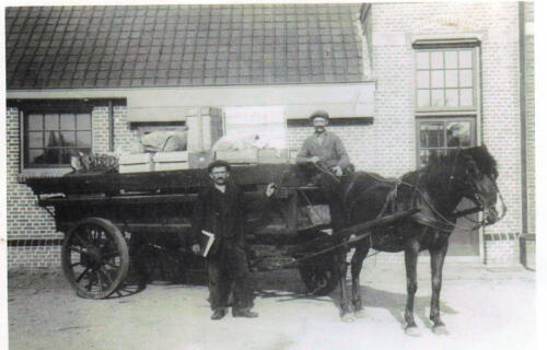 Van-Gend-en-Loos-bij-sttion-staande-voor-de-wagen-Bloemhof-zitten-op-de-wagen-Bakker-de-Groot-in-1918
